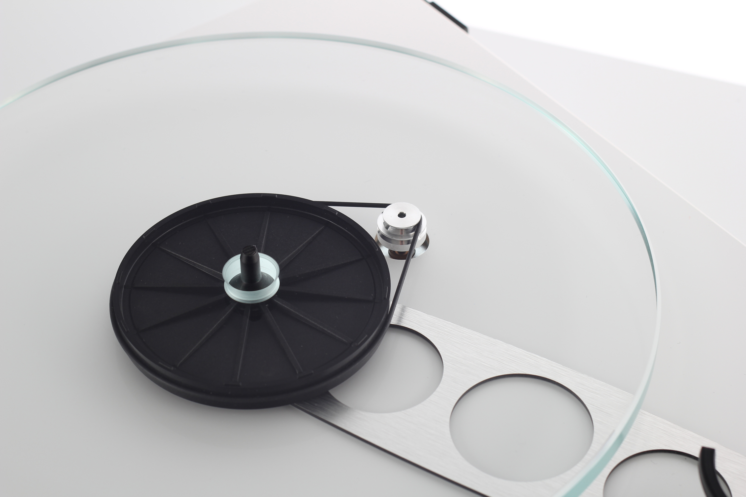 rega-planar-3-white-brace-and-hub-detail.jpg